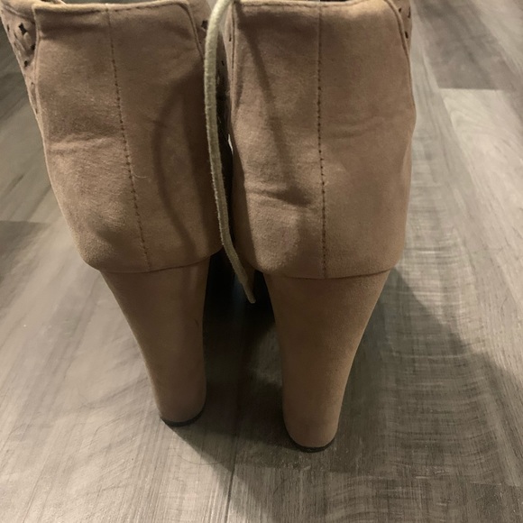 Heels - Picture 4 of 5